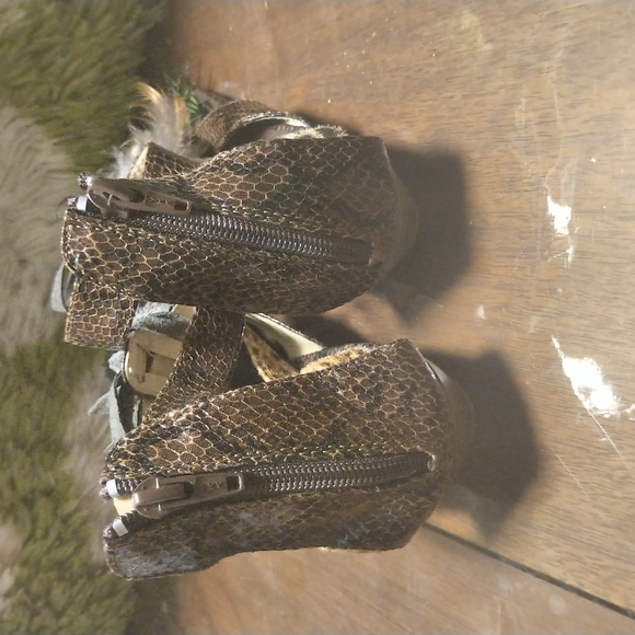 Animal print, feathered zip-up sandal - Picture 2 of 2